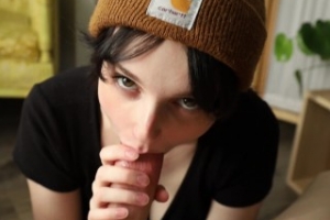 Kleines Flitchen dürstet nach Pimmel und herhabt einen. Sie mag fühlen, nehmen und lecken darunter. Die hungrige Brünette spielt mit sich, blast und benutzt ihre Hände auch. 