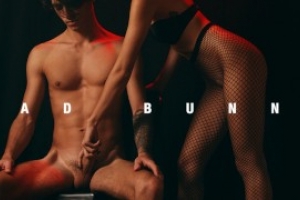 Geile asiatische Dirne in Mask wichst den stehenden Pimmel. Sie zieht ihres Höschen und bläst erotisch. Die sexy Mädeln bekommt den Rotz nach Ritt auf Gesicht. 