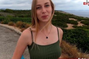 Geile nasse Muschi ist am Ufer. Sie dürstet nach leckerem Fick. Ihre Muschi ist leer noch und will füllt voll. Die junge Nutte bekommt den stehenden Pimmel und wird im Freien gefickt. 