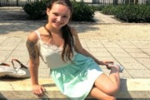 Junge Muschi geht zum Casting, um zu erkunden. Sie bekommt einen Pimmel und vorstellt ihren weichen Mund mit viel Spucke. Sie wird hart gefickt. 