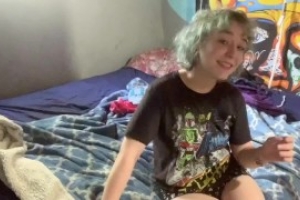 Die junge Blondine nimmt den Pimmel und wichst mit Gleitmittel. Sie posiert vor der Kamera und bekommt den Schwanz von hinten. Sie bekommt den Rotz in ihre raasierte Muschi. 