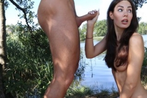 Geile junge Muschi erkannte die Notwendigkeit im Freien. Sie bekommt einen harten Pimmel und nimmt in ihren Mund. Sie blasen mit Lust. Ihre Muschi wird hart gefickt von hinten. 