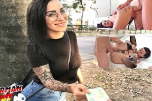 Rasierte Hoden und harter Pimmel, die Fantasie der Studentin beginnt. Sie nimmt den Schwanz in ihre Hand, sie fühlt sich und geniesst. Die Hure spielt mit ihrer Hand und saugt geil. 