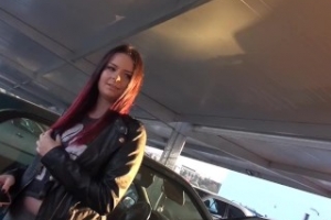 Geile Schlampe bekommt Pimmel hart in Mund so tief und Muschi auch. Die Hure genießst das Eindringen, will noch und noch Stoß. Ihre dicken Titten bewegen sich im Rhythmus.