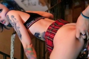 Die forsche Mädel drinkt und bläst den Pimmel. Der Kerl fickt sie von hinten an Treppe. Sie bekommt den Rotz auf Gesicht. 