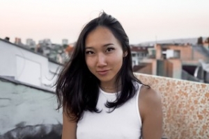 Die junge asiatische Dirne macht Toru mit ihrem Freund. Sie bläst seinen Pimmel auf dem Dach. Sie sitzt in Schwanz umgekehrt und reitet.