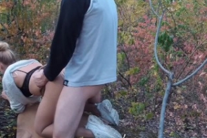 Sie fickt das junge Mädchen mitten im Wald