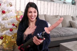 Fickmaschine ist hartund grausam gut. Geile Brünette bekommt heißes Genschenk für Weihnachten. Die Hure packt das Paket aus und sie ist überrascht und erfreut. Sie kann jederzeit Fickmaschine benutzen, sie drückt in nasse Möse und genießt nasse.