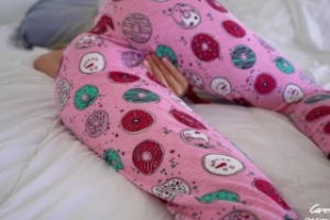 Junge geile Schwester scchläft in ihrem Zimmer. Der Bruder hat stehnden Pimmel und denkt er probiert Muschi der Schwester auf. Der Kerl schleicht und fickt hart die rasierte Möse in gratis Video. 