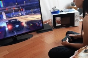 Deutsche Teen stockt mit GTA und geht mit Mann zu Lusche. Das Mädchen wichst ihre Muschi mit Konsole, dann tauscht sie gegen Vibrator um. Sie fickt bis Orgasmus. 