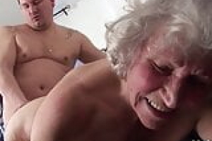Deutsch Oma verwöhnt die Wohnung Graz. Er liebt das Geschlecht der reifen Dame, die sich nicht von der harten jungen Schwanz reiten zurückschreckte .