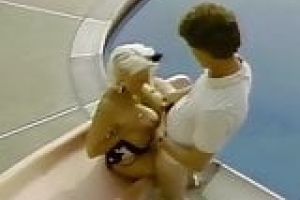 Helga Sven bewilkommt den Mann zu Hase, sie drückt seines Gesicht zwischen Titten. Die blonde Deutsche bläst hart. Sie bekommt den Rotz auf ihre Muschi.