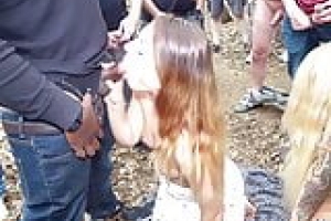 Teenie-Mädchen in Innsbruck, Österreich nach dem anderen einen harten Schwanz zu saugen, dann das Horn ihn zu hart Schwänze.