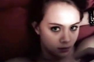 Teen Mädchen lecken einen Penis und verwöhnt Schwanz MILF.