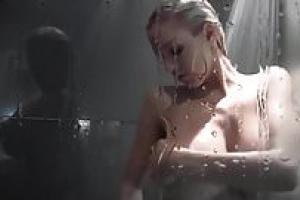 Jordan Carver spaziert mit ihrem hund, aber sie hört etwas. Die Brünette beginnt laufen, sie kannt im Wald nicht vergbergen. Sie ist in einer Hütte in Unterwäsche festgehalten.