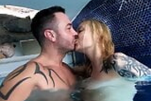 Der Mann mit dem Telefon und seine Freundin sind in einem Pool. Sie waren nett zu schwimmen und sich jetzt in der Umkleidekabine, wo die hübschen, deutsche jünge Frau zieht ihr Oberteil und präsentiert ihre perfekte Titten sind sie. Dann bläst sie ihrem Freund ausgiebig der Penis steif. Dann gibt es GF Sex in der Kabine. Von vorne und von hinten fickt er die Brünette und dann muss er endlich gekommen. Seine ganze Ladung Sperma spritzt er ihr über das ganze Gesicht.