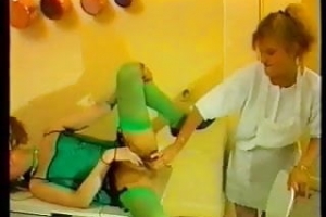 Vinatge Sexfilm ist in die Küche. Die Milf sitz ihre Fisten die andere Milf Arschloch auf dem Tisch.