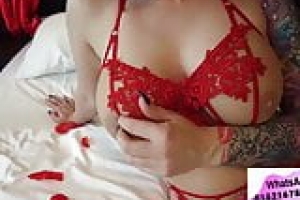 Wir sehen die traumhafte sexy Susanne heute am Valentinstag mit einem passenden Video. Ihr Chef möchte an diesem besonderen Tag mit einer Karte eine Freude machen, die er aber nicht so groß findet. Als sie das Büro verlässt, nimmt er eine leere Geschenkpackung und steckt seinen Schwanz hinein. Das ist genau das richtige Geschenk für Milf Susi! Danbar nimmt es und bläst seinen Schwanz. Dann der großzügige Chef fickt seine Sekretärin auf dem Schreibtisch und stopft ihre Pralinen in den Mund. Er ra