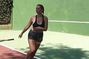 Leila Lowfire spielt Tennis. Sie hat ssehr grosse Titten, und diese wackelt. Sie trinkt und das Wasser flisst zwischen ihren Titten.