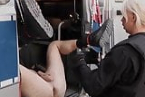 Die deutsche harten Mädel erwischen einen Mann und sie wollen spielen. Die Schlmapne nimmt Strap On und sie drücken in behaarten Arsch. Die geilen deutschen Polizistin ficken ihn bis Orgasmus.